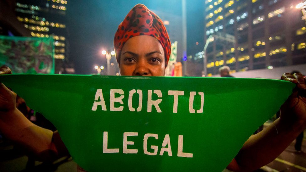Muchas personas abogan por el acceso legal al aborto en Brasil.