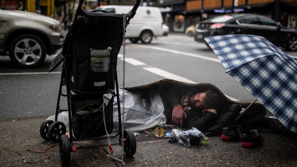 50 personas sin hogar recibieron casi 8.000 dólares en Canadá como parte de un experimento. (Foto Prensa Libre: Getty Images)