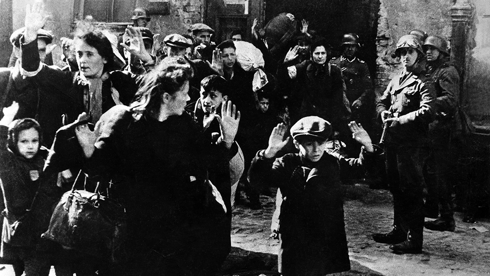 Unos 450.000 judíos fueron encerrados en el gueto de Varsovia, donde los nazis planeaban exterminarlos a través del hambre y la enfermedad. (Foto Prensa Libre: Getty Images)