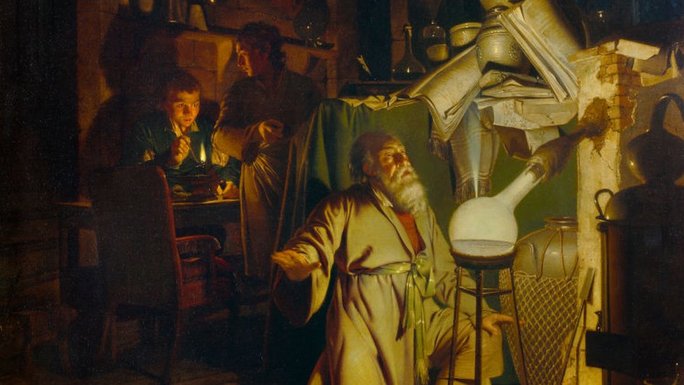 El alquimista descubriendo el fósforo es un cuadro del pintor inglés Joseph Wright. FOTO: GETTY IMAGES
