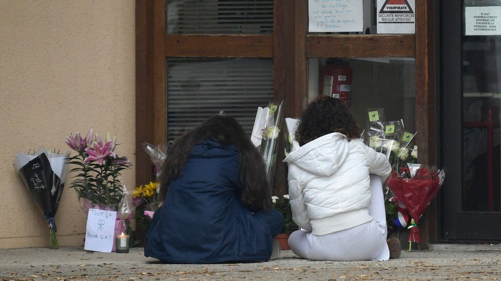 Gente se acercó a la escuela donde daba clases la víctima para dejar flores. (Foto Prensa Libre: Getty Images)