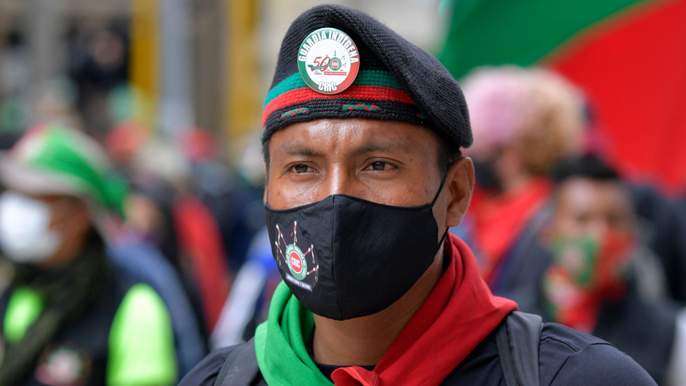 El establecimiento en Colombia, que con todos los gobierno se ha enfrentado a La Minga, suele calificarlos de violentos y aliados de la guerrilla. (Foto Prensa Libre: AFP)