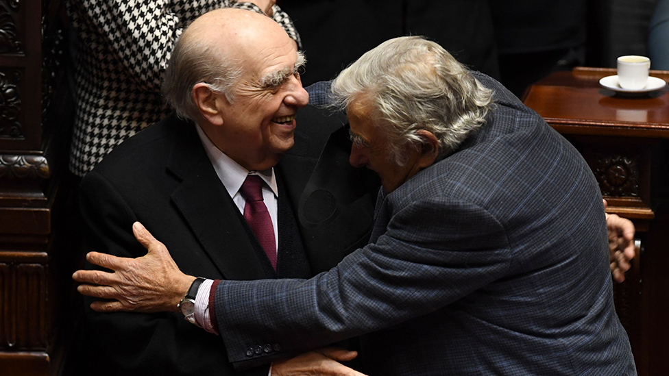 El abrazo de despedida entre dos rivales históricos: el expresidente conservador Julio María Sanguinetti (izq.) y el exmandatario socialista José "Pepe" Mujica. (Foto Prensa Libre: AFP)