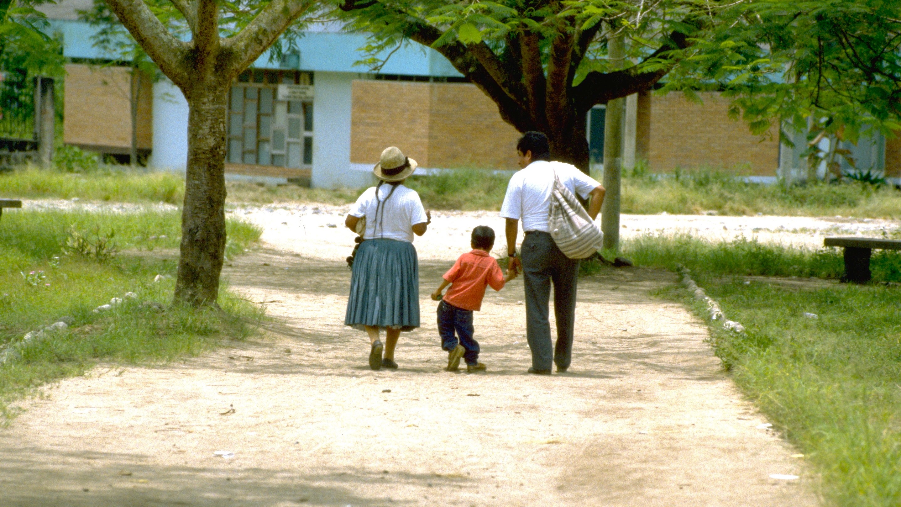 Luis Fermín Tenorio Cortez fue la última víctima de poliovirus salvaje en todo el continente americano. Su foto de 1991 es bien conocida en círculos de salud a nivel internacional. (Foto Prensa Libre: Armando Waak/OPS)