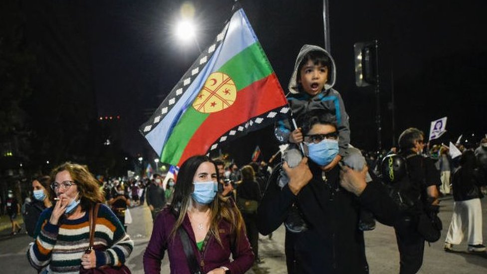 Muchos celebraron la victoria del "Apruebo" en el plebiscito ondeando la bandera mapuche. (Foto Prensa Libre: Getty Images)