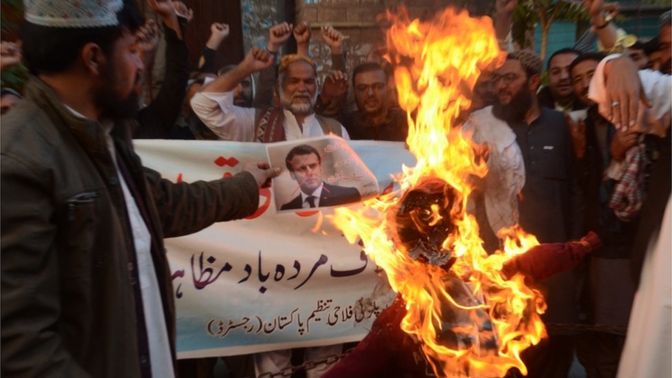 Banderas francesas y retratos y dibujos de Macron han sido quemados en protestas a lo largo del mundo islámico. (Foto Prensa Libre: EPA)