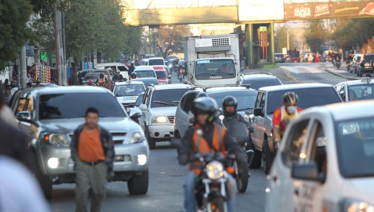 Obras municipales ameritan la paralización de la calzada Atanasio Tzul durante 12 horas el 4 de octubre. (Foto Prensa Libre: Hemeroteca PL)