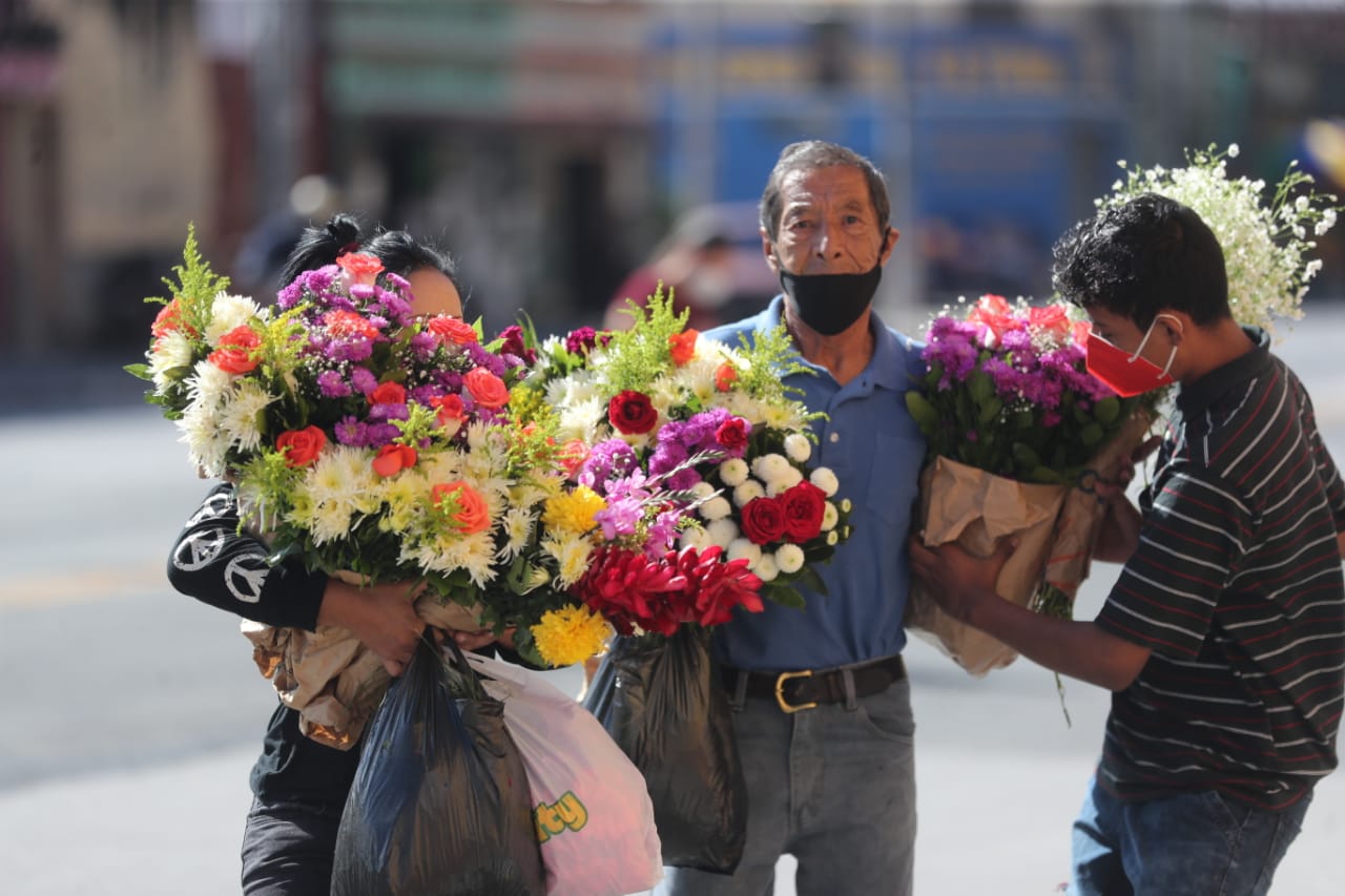 Familias visitaron el Cementerio Genera de la zona 3. (Foto Prensa Libre: Érick Ávila)