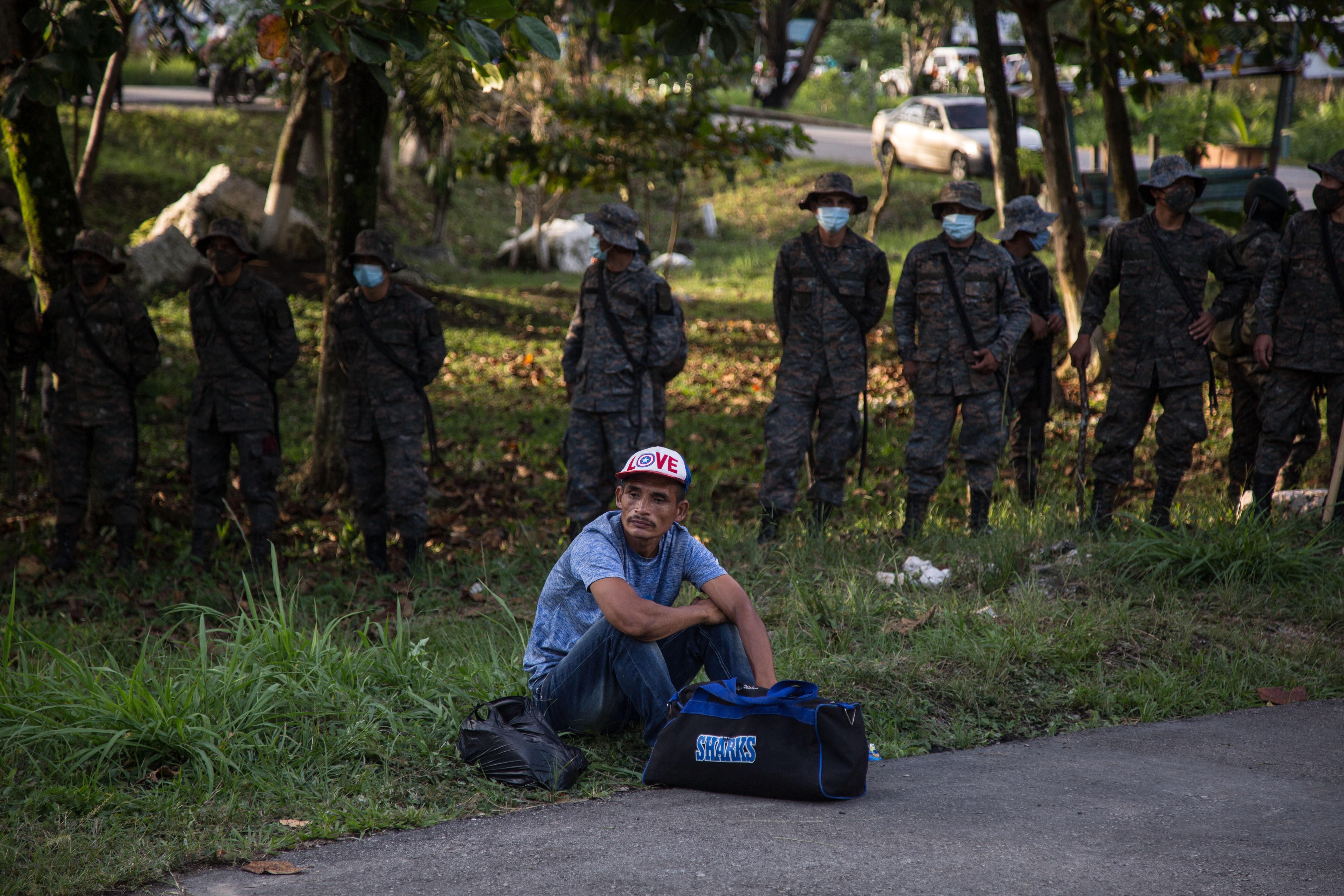 En la pasada caravana el Gobierno de Guatemala movilizó militares para tratar de contener el paso de migrantes hondureños. (Foto Prensa Libre: EFE)