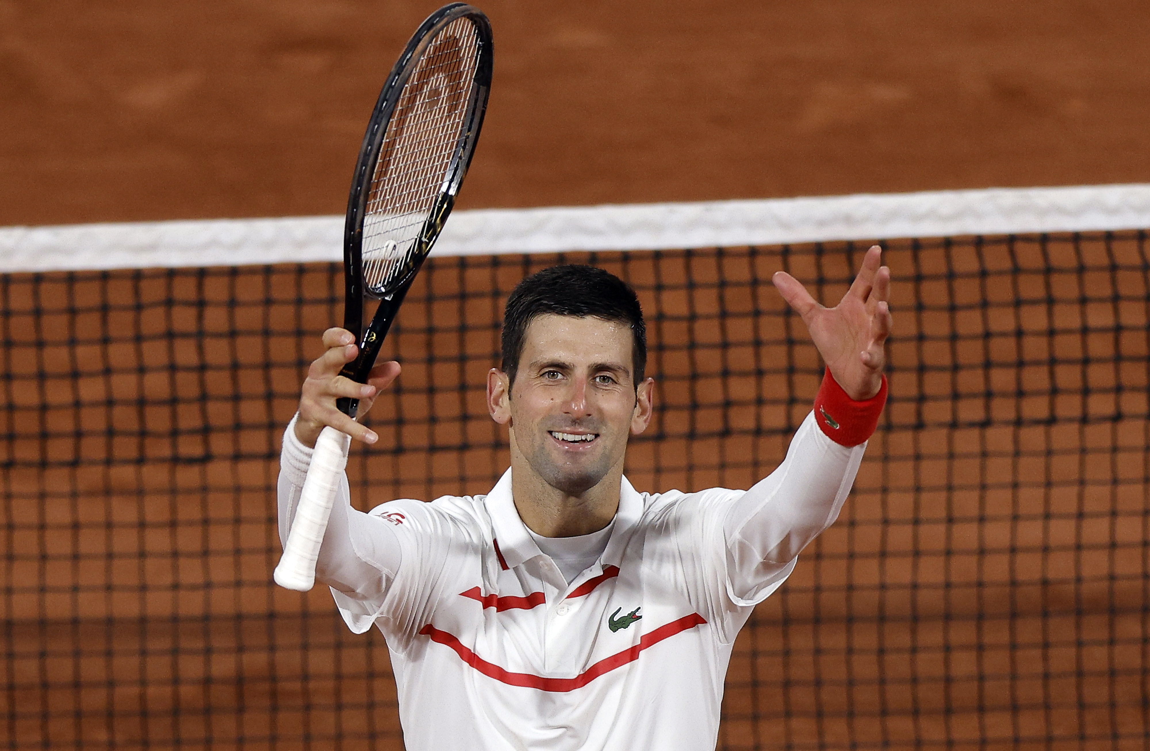 El serbio Novak Djokovic avanzó a octavos de final del Roland Garros. (Foto Prensa Libre: EFE)