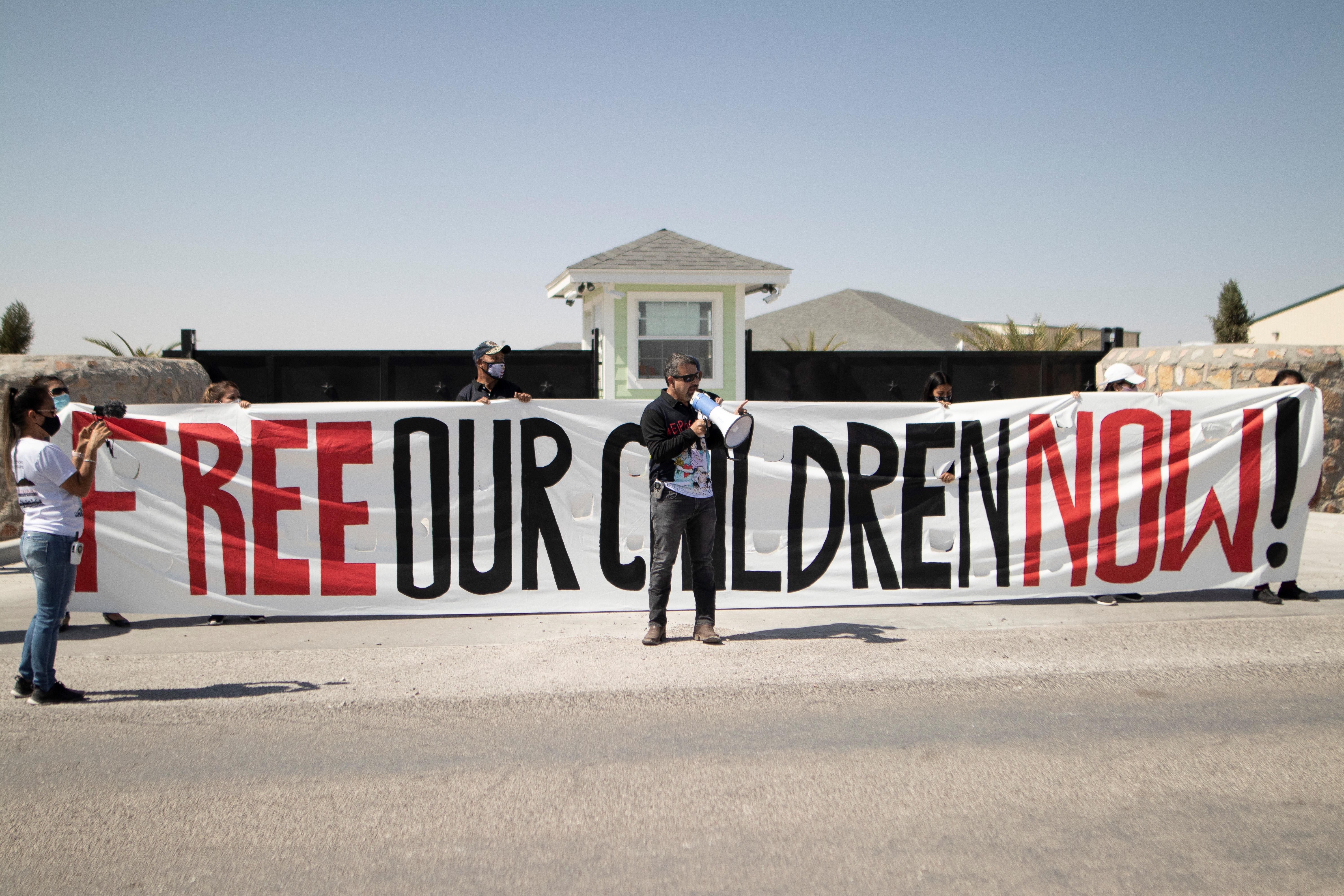 Un integrante de la Red Fronteriza por los Derechos Humanos grita consigna en una protesta en El Paso, Texas, para denunciar los abusos que, en su opinión, se cometen contra los derechos de familias y niños inmigrantes en la frontera sur de los Estados Unidos.  (Foto Prensa Libre: EFE)