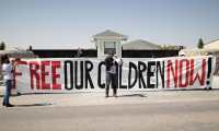 Un integrante de la Red Fronteriza por los Derechos Humanos grita consigna en una protesta en El Paso, Texas, para denunciar los abusos que, en su opinión, se cometen contra los derechos de familias y niños inmigrantes en la frontera sur de los Estados Unidos.  (Foto Prensa Libre: EFE)