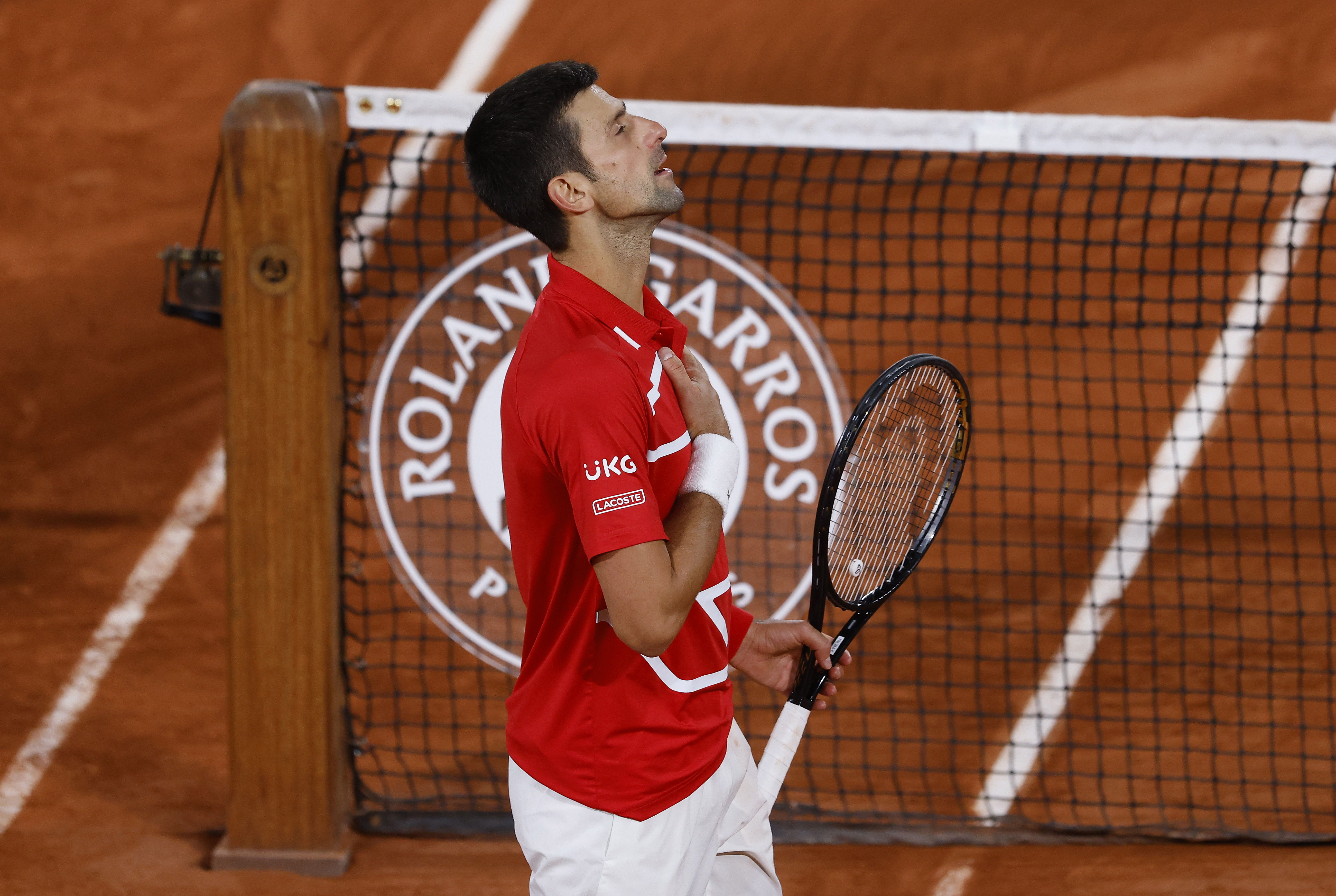 Novak Djokovic, número 1 del mundo, evitó la remontada en semifinales de Roland Garros del griego Stefanos Tsitispas. (Foto Prensa Libre: EFE).