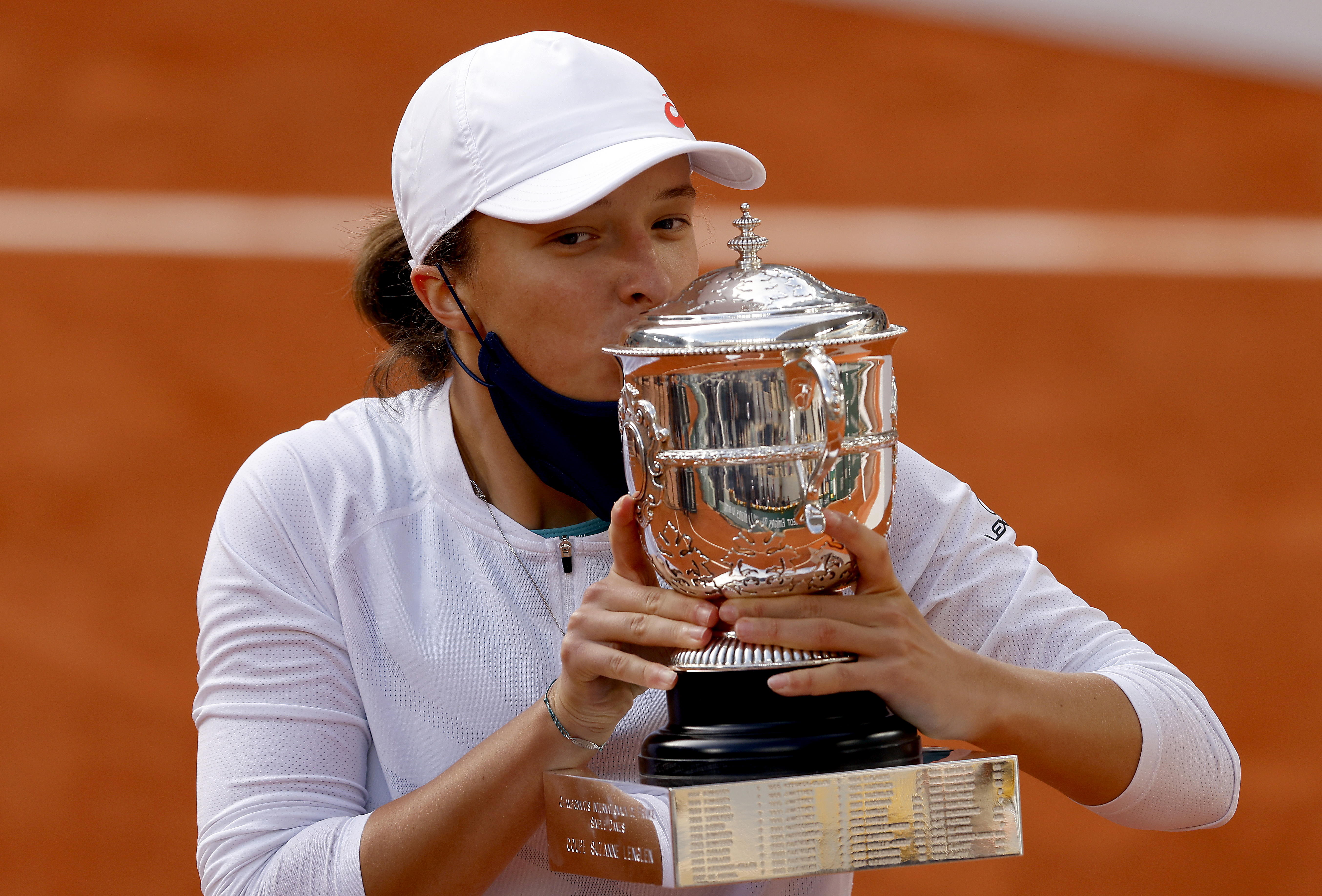La tenista polaca Iga Swiatek besa el trofeo tras derrotar a Sofia Kenin en la final femenina de Roland Garros. (Foto Prensa Libre: EFE)