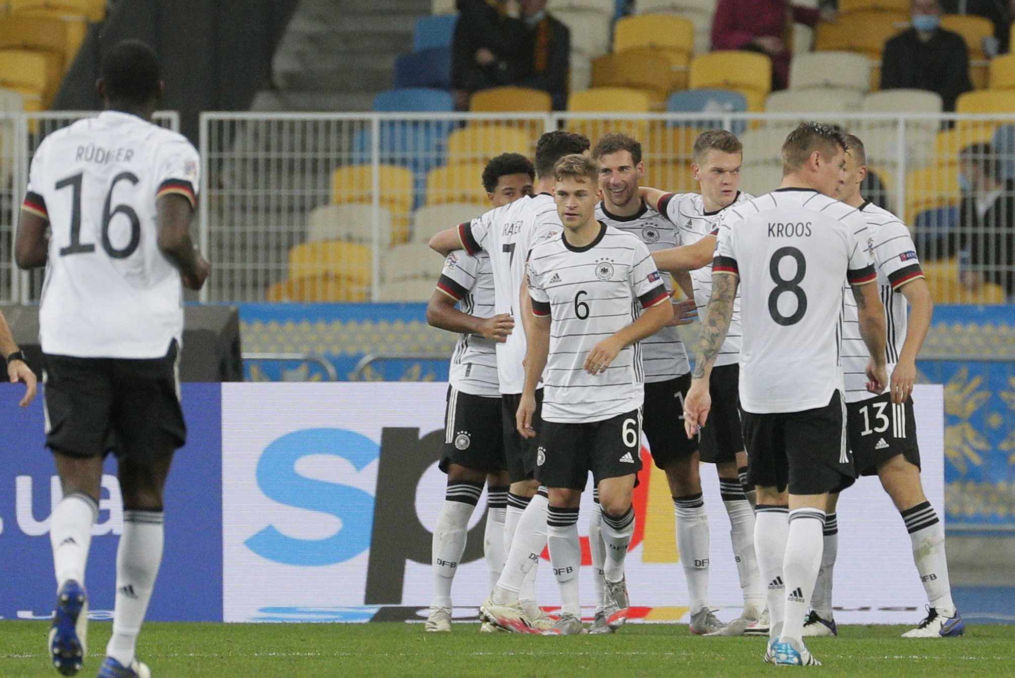 Leon Goretzka de Alemania (al centro) celebra con sus compañeros tras anotar el 2-0 ante Ucrania. (Foto Prensa Libre: EFE)