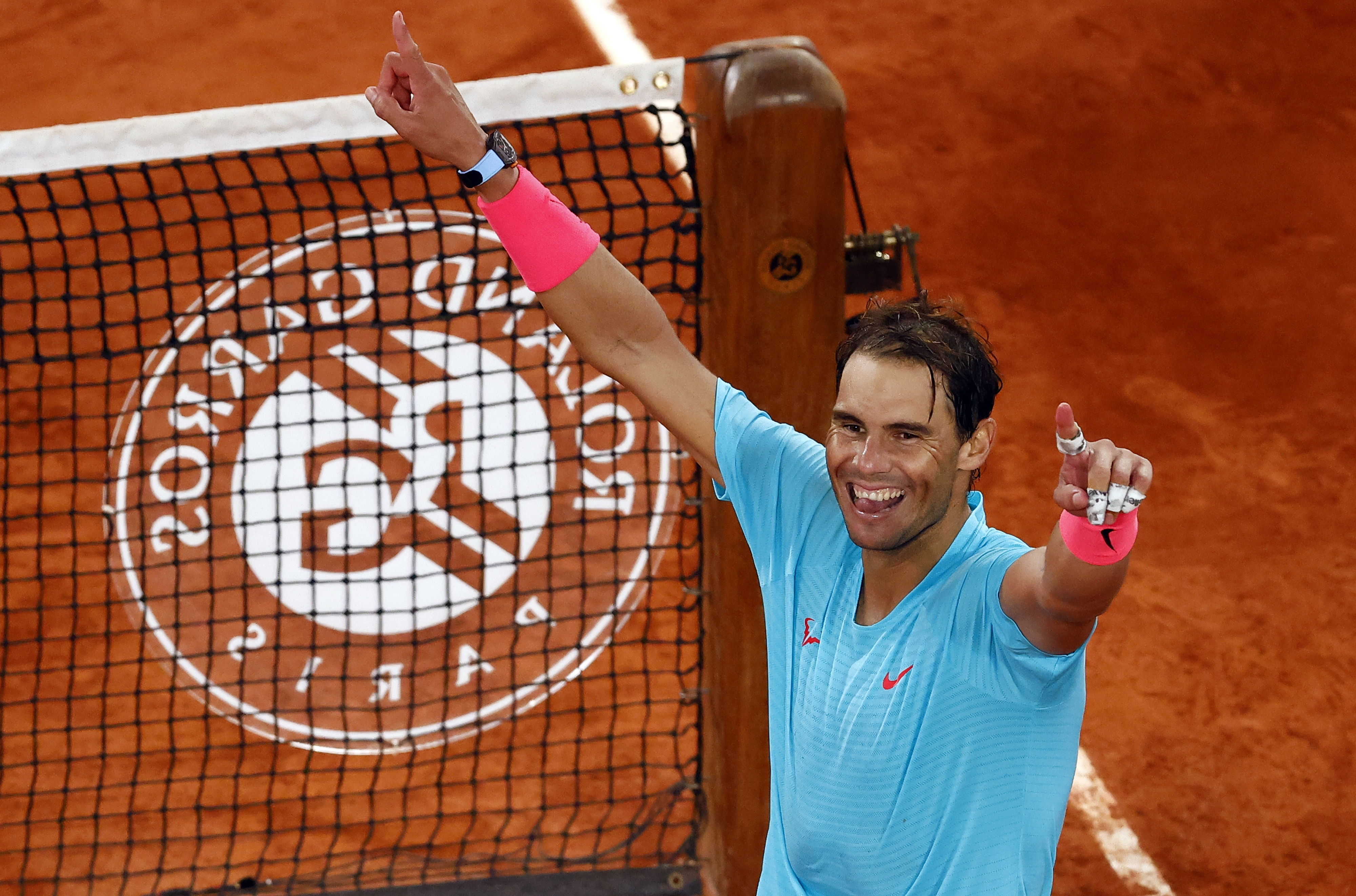 Rafael Nadal celebra su decimotercer título en la tierra de Roland Garros. Foto Prensa Libre: EFE.