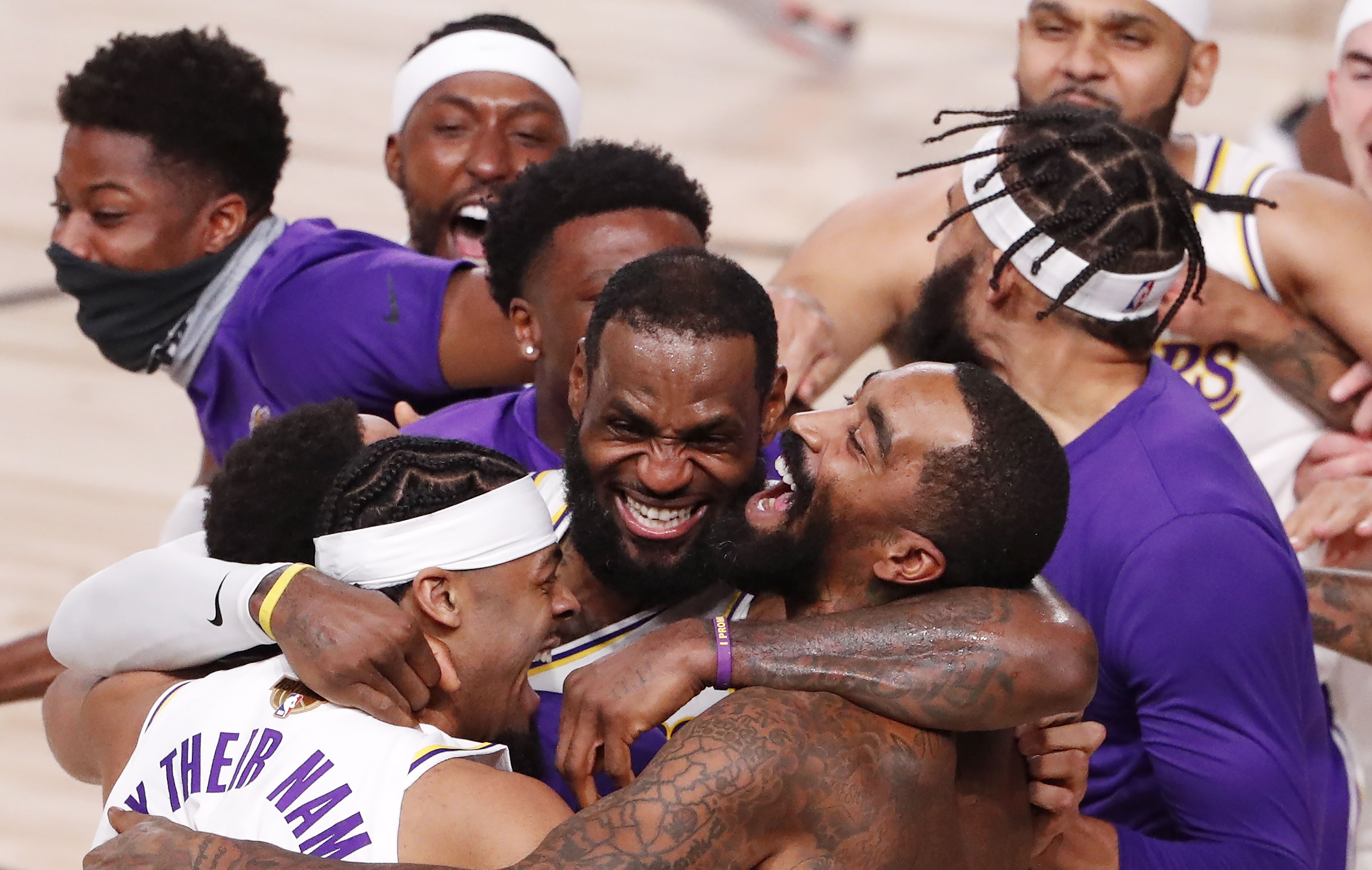 Los Lakers de Los Ángeles ganaron el sexto juego de la serie final ante los Heat de Miami y se consagraron campeones de la NBA. (Foto Prensa Libre: EFE)