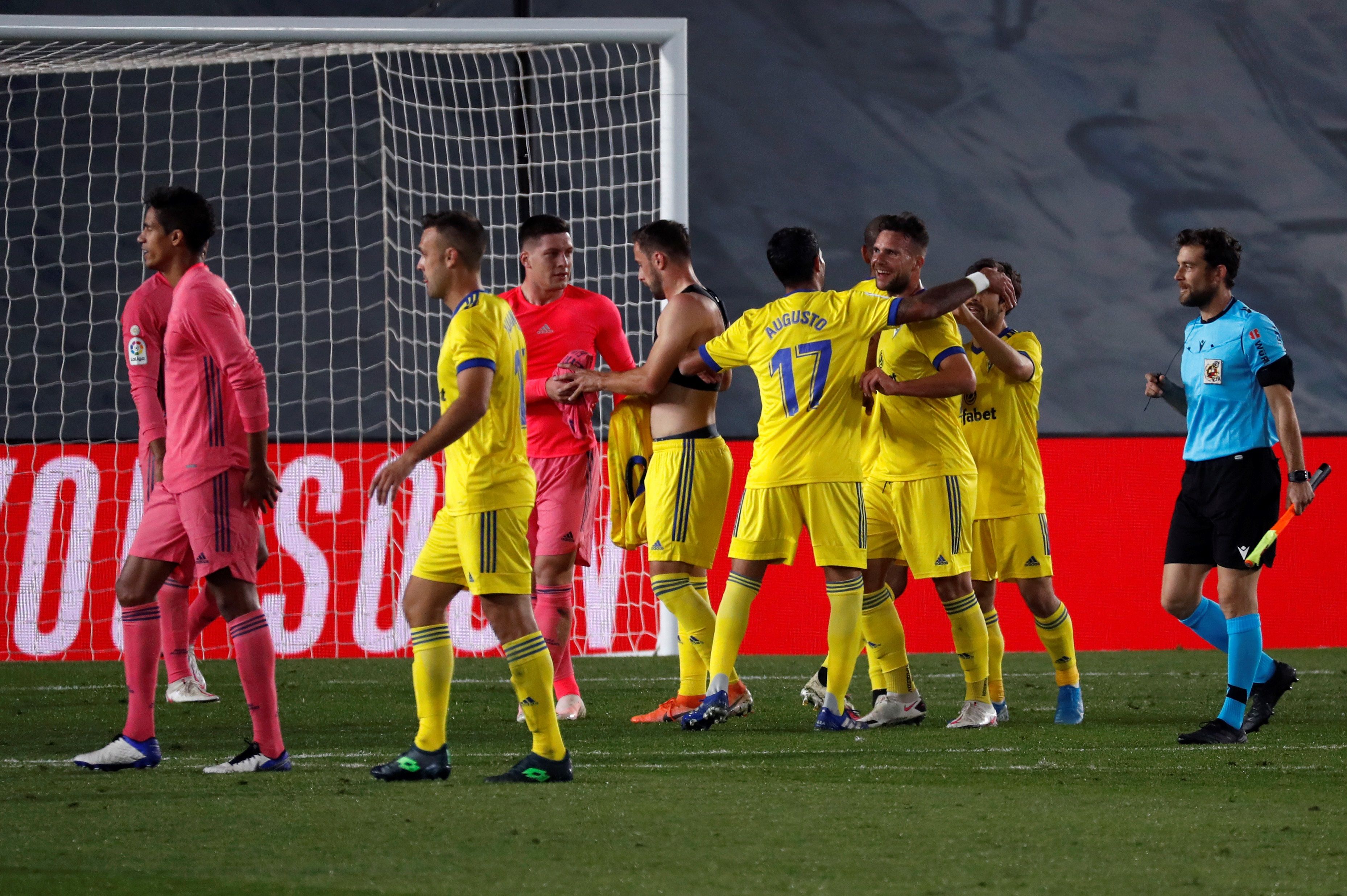 Los jugadores del Cádiz celebran la victoria ante el Real Madrid. (Foto Prensa Libre: EFE)