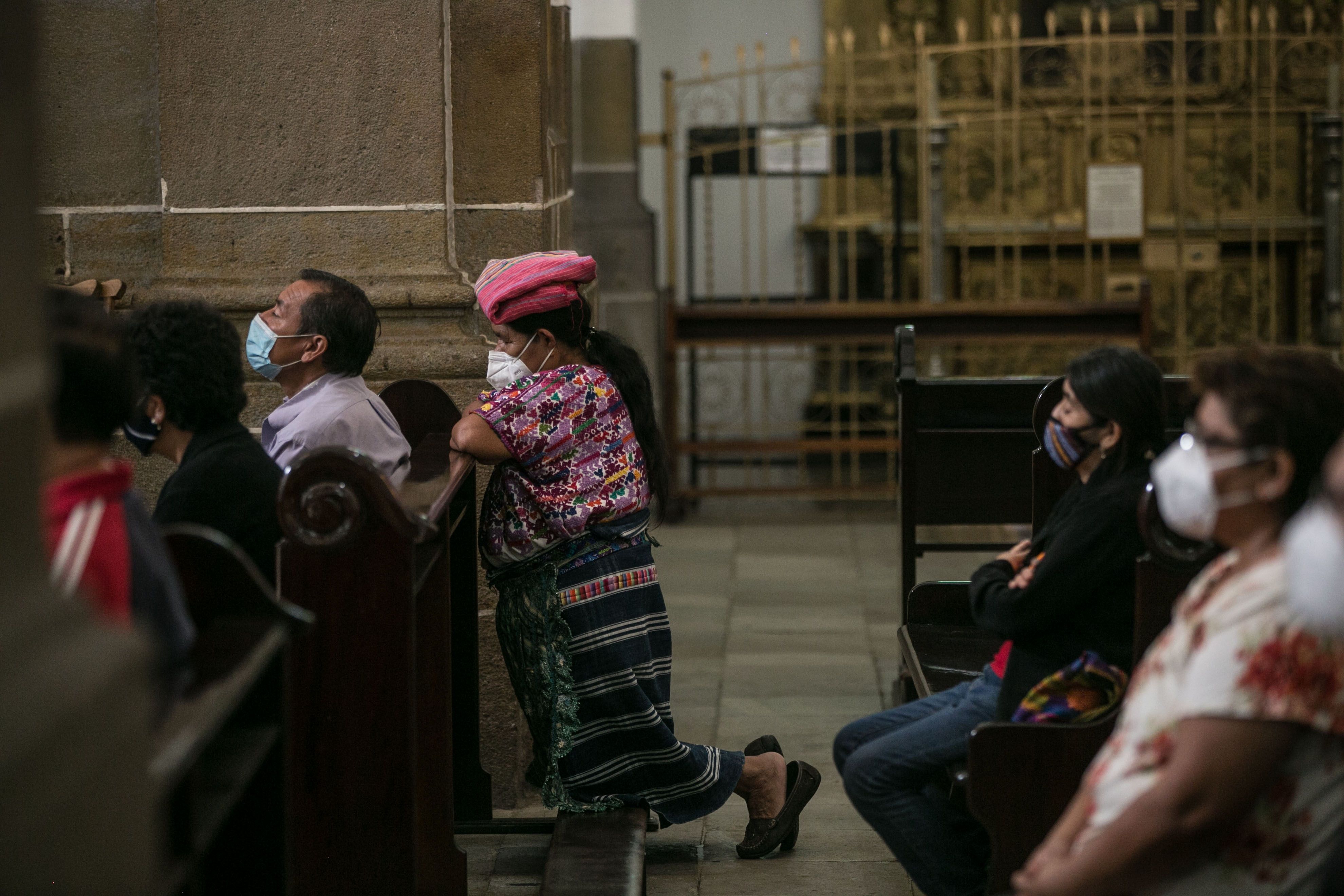 Personas asisten a misa en la Catedral Metropolitana de Guatemala, que reabrió el templo con ciertas medidas sanitarias para recibir feligreses. (Foto Prensa Libre: EFE)