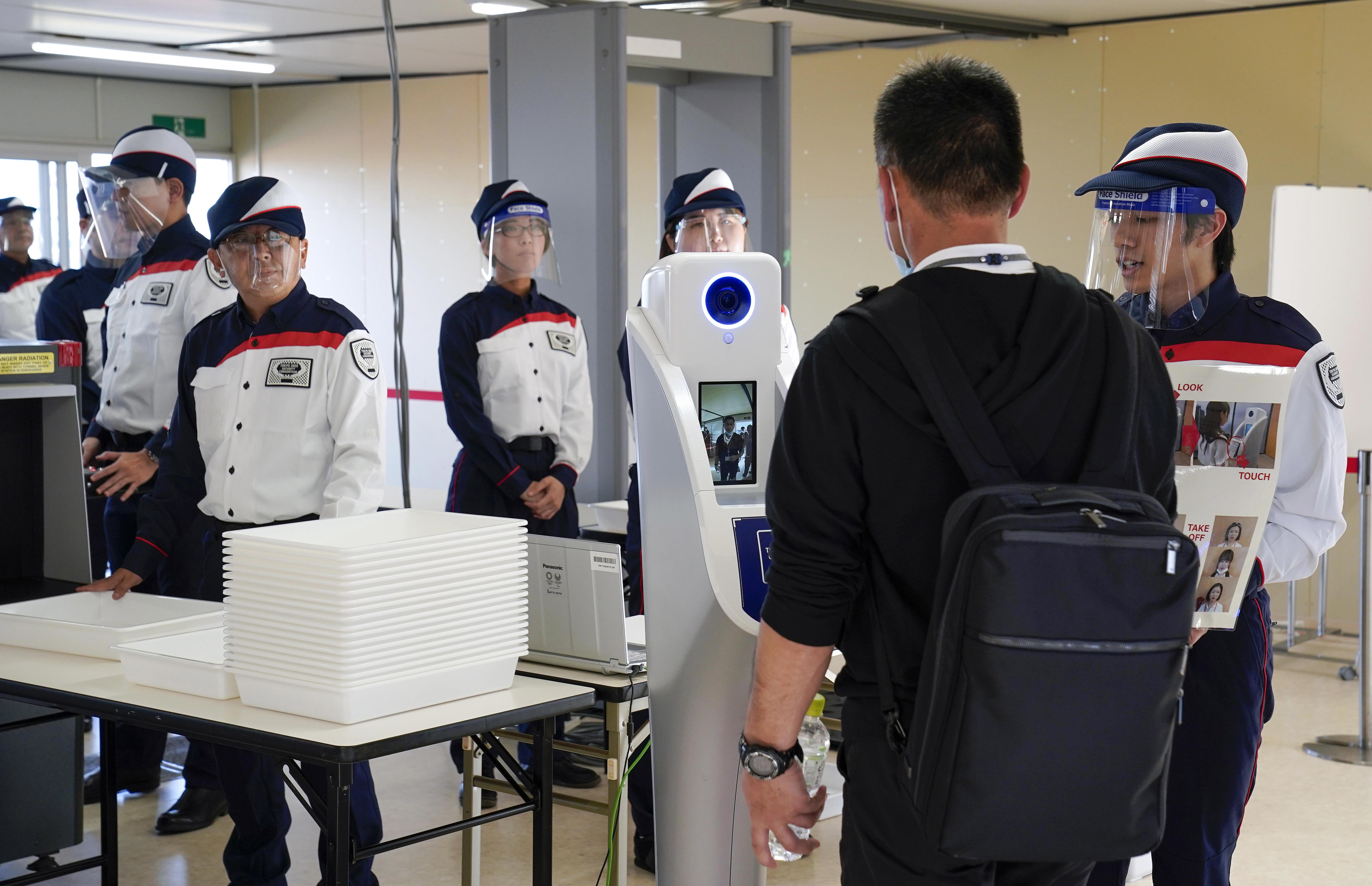Personal de seguridad de los Juegos Olímpicos de Tokio 2020 durante las pruebas de los protocolos contra el coronavirus. (Prensa Libre: EFE)