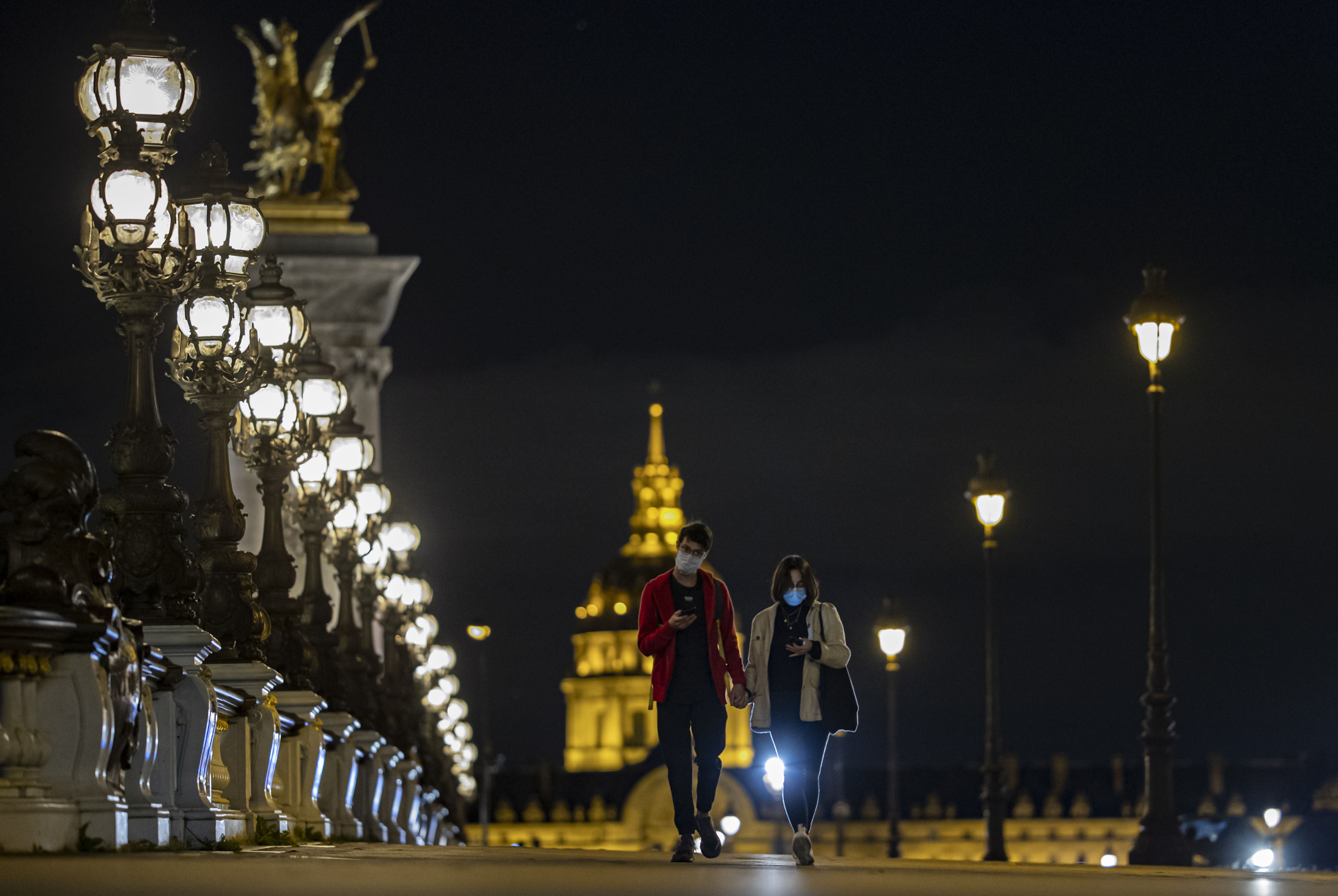 En París las autoridades francesas han decretado un toque de queda nocturno para contrarrestar el impacto de una segunda oleada de casos de coronavirus. (Foto Prensa Libre: EFE)