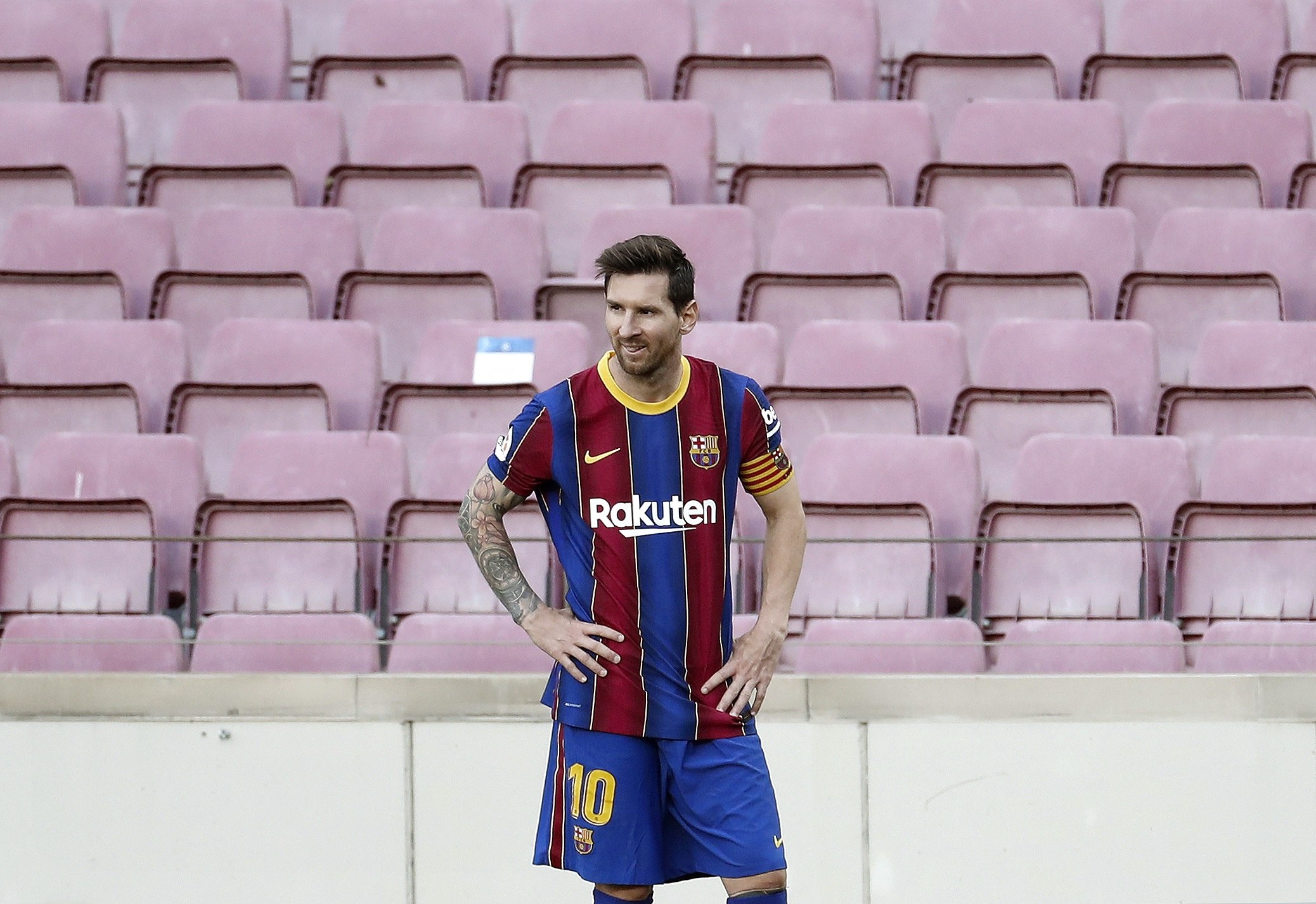 El argentino Lionel Messi sigue sin poder encontrar el gol en clásicos. (Foto Prensa Libre: EFE)