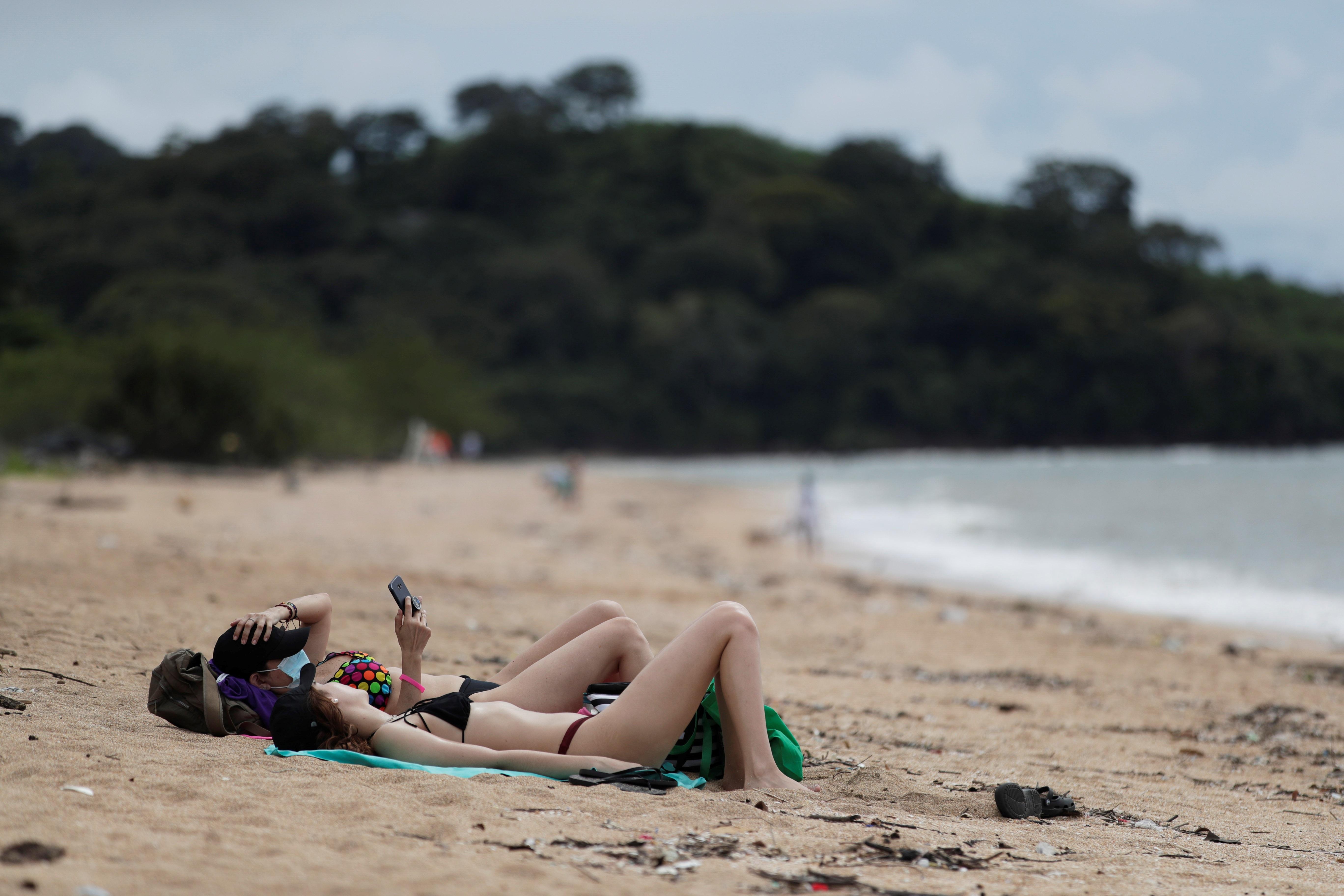Grupos de personas disfrutan la playa de Veracruz hoy, durante el primer día de reapertura, en Ciudad de Panamá. (Foto Prensa Libre: EFE)