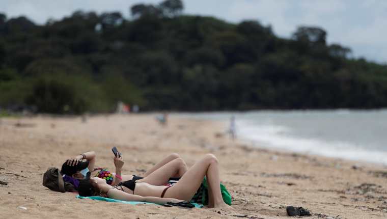 Grupos de personas disfrutan la playa de Veracruz hoy, durante el primer día de reapertura, en Ciudad de Panamá. Foto Prensa Libre: EFE