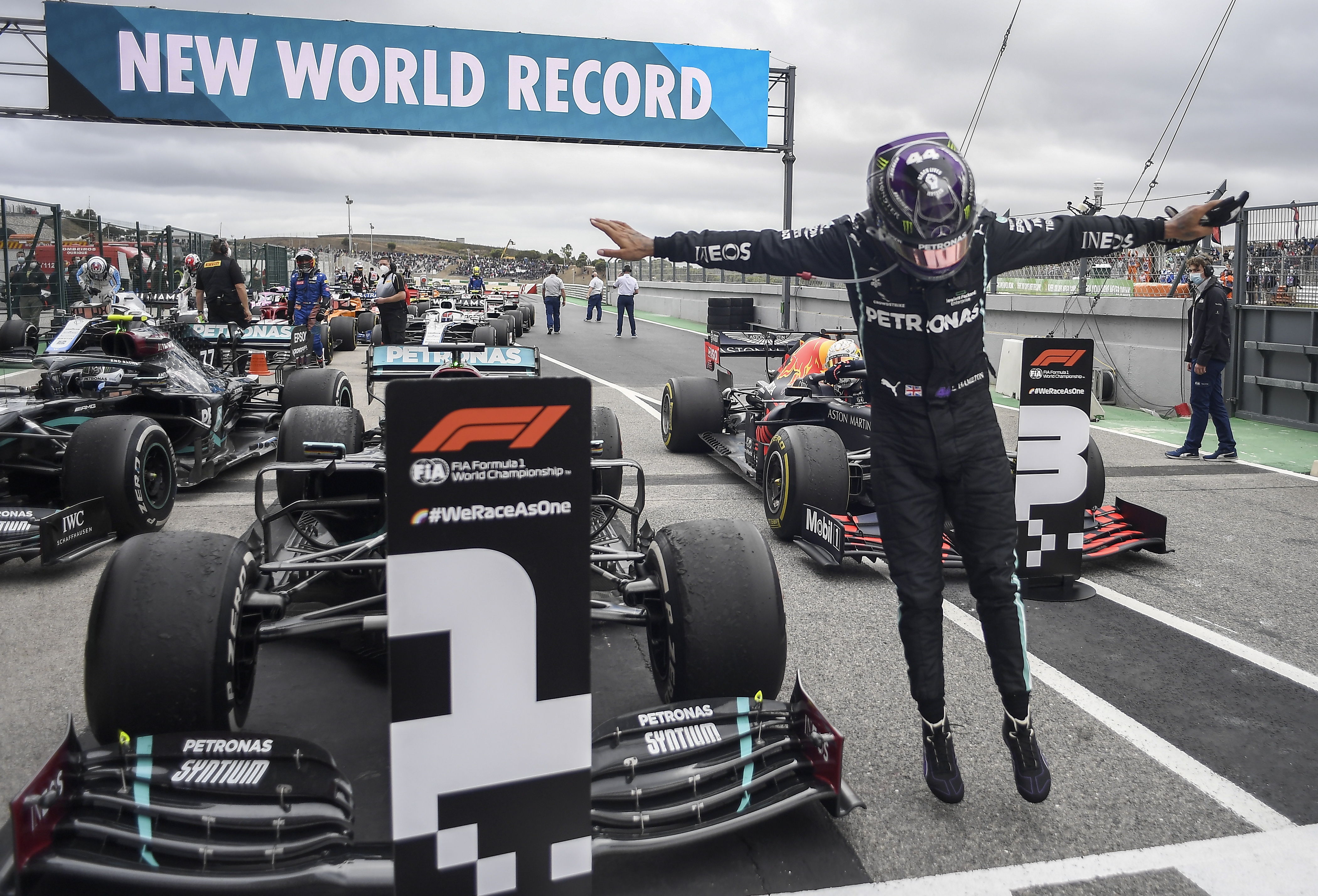 El piloto británico Lewis Hamilton de Mercedes-AMG Petronas, celebra tras ganar el Gran Premio de Portugal y superar a Schumacher como piloto con más victorias en la F1. (Foto Prensa Libre: EFE)