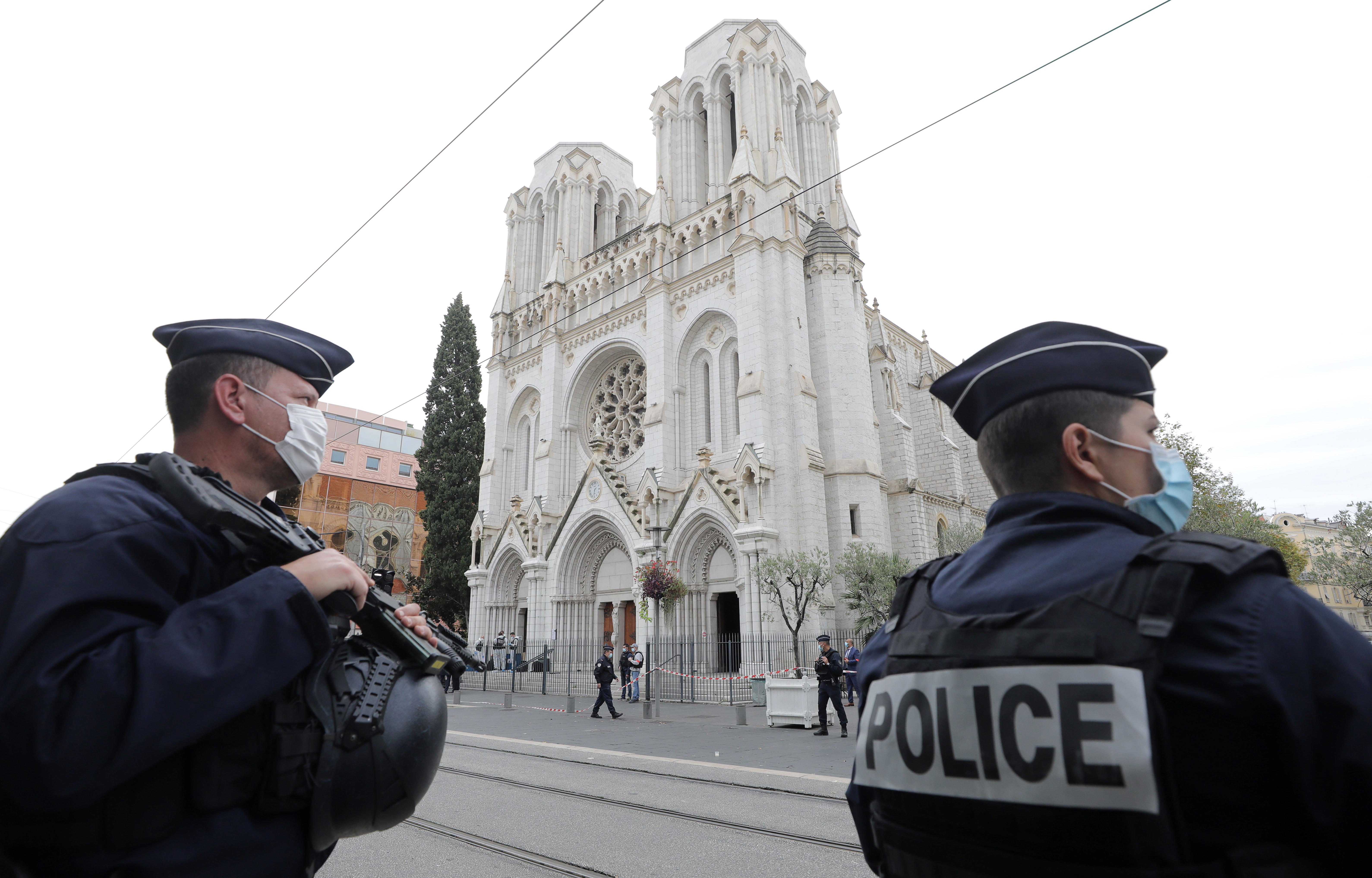 Oficiales de policía montan guardia en la escena en donde un hombre mató a tres personas en la Iglesia Notre Dame en Niza, Francia. (Foto Prensa Libre: EFE)