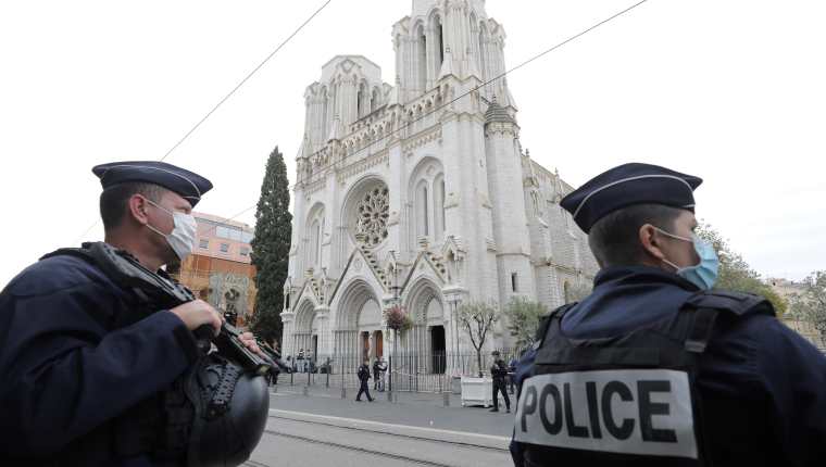 Oficiales de policía montan guardia en la escena en donde un hombre mató a tres personas en la Iglesia Notre Dame en Niza, Francia. (Foto Prensa Libre: EFE) 