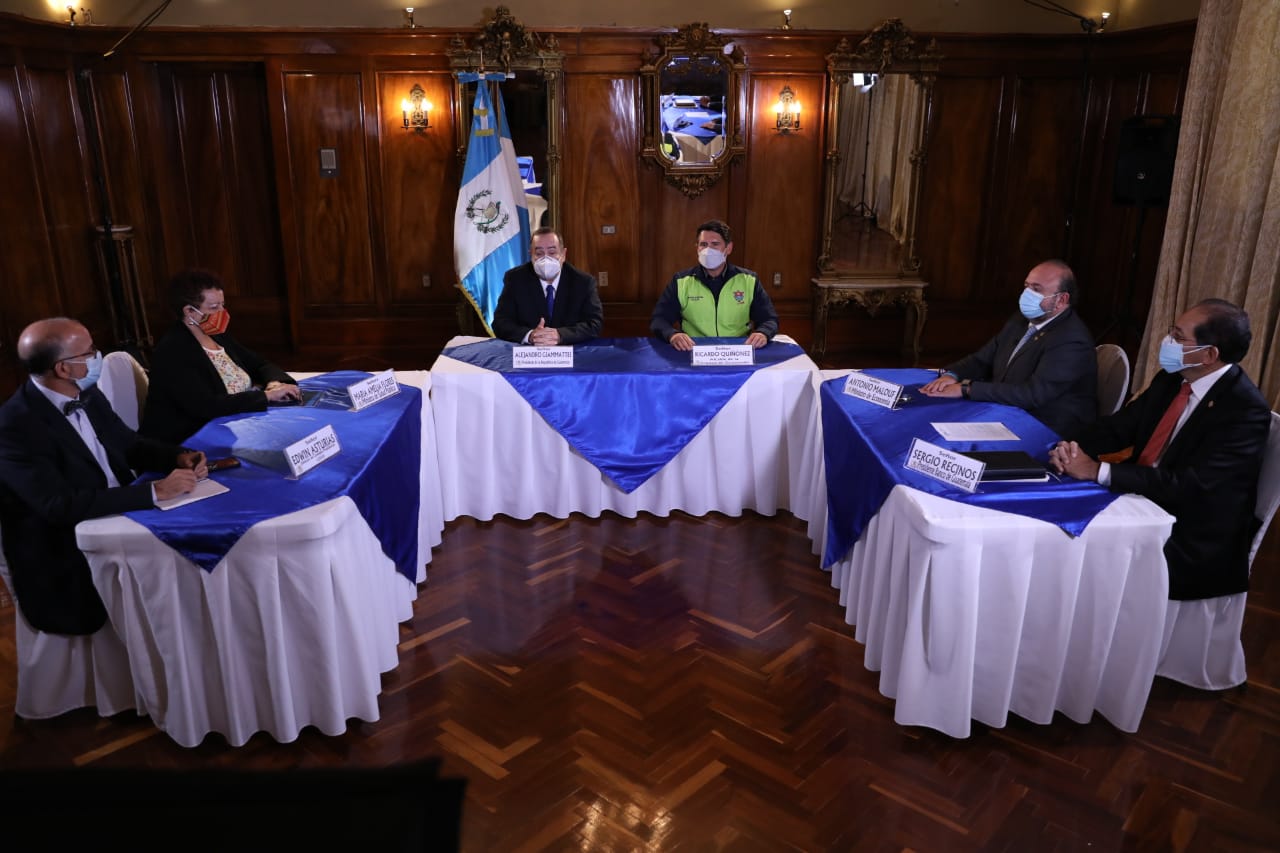 Foto divulgada por la Presidencia de una reunión entre funcionarios en torno a la reactivación económica y la segunda ola de contagios de coronavirus.
