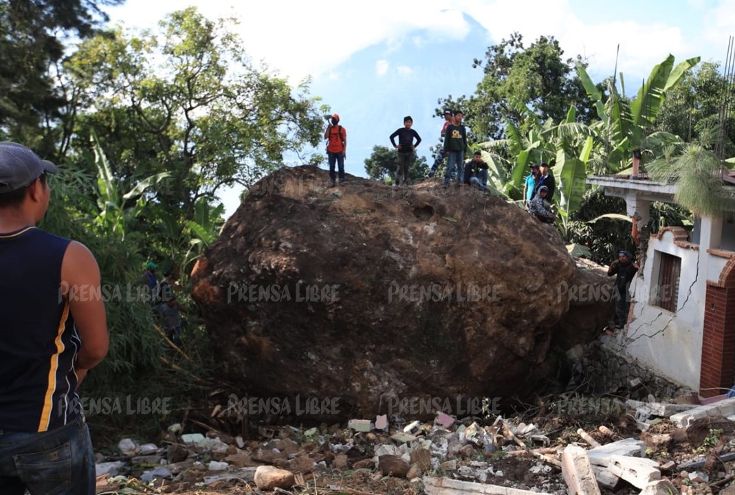 Una gigantesca piedra sorprendió a vecinos del barrio número uno de San Marcos La Laguna, Sololá, donde cuatro personas perdieron la vida. (Foto Prensa Libre: Carlos Hernández Ovalle)