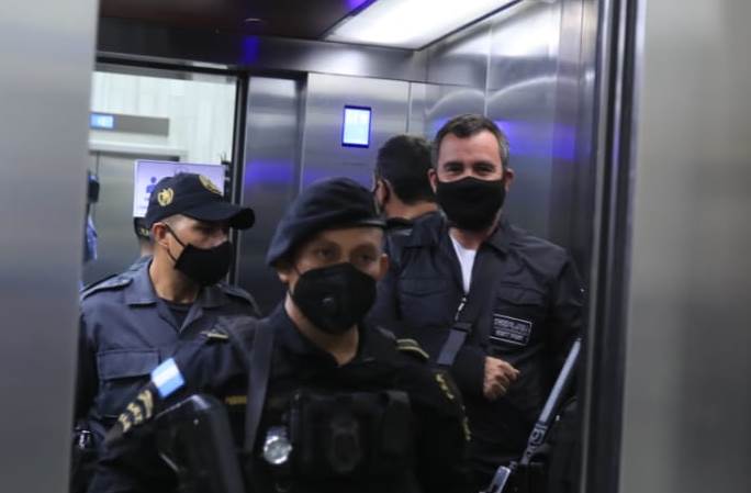 Alejandro Sinibaldi, exministro vinculado a corrupción, abandona la Torre de Tribunales. (Foto Prensa Libre: Hemeroteca)