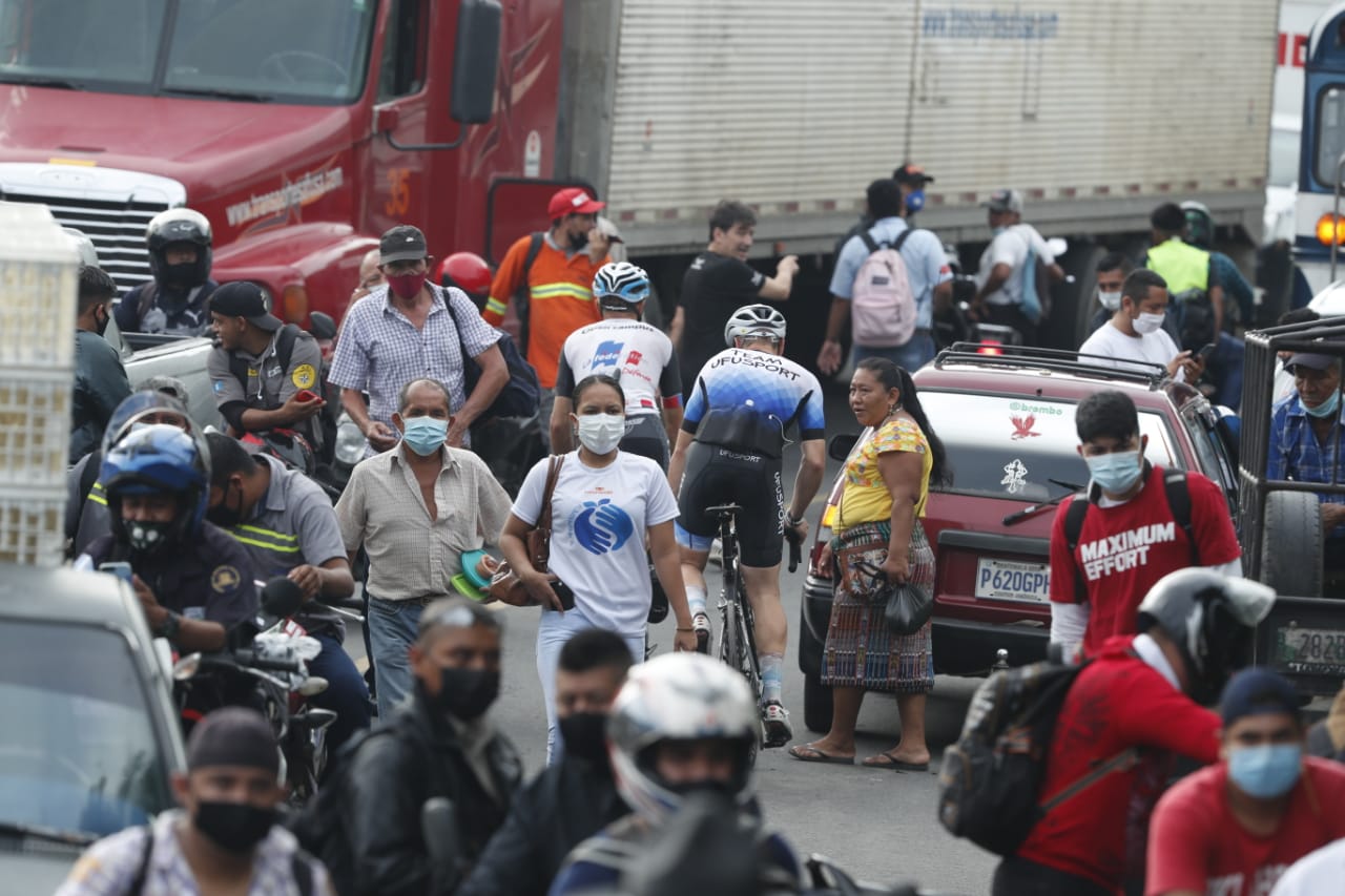 Un corredor del equipo de Francia fue captado mientras esperaba pasar junto con su equipo en El Zarco. Foto Esbin García. 