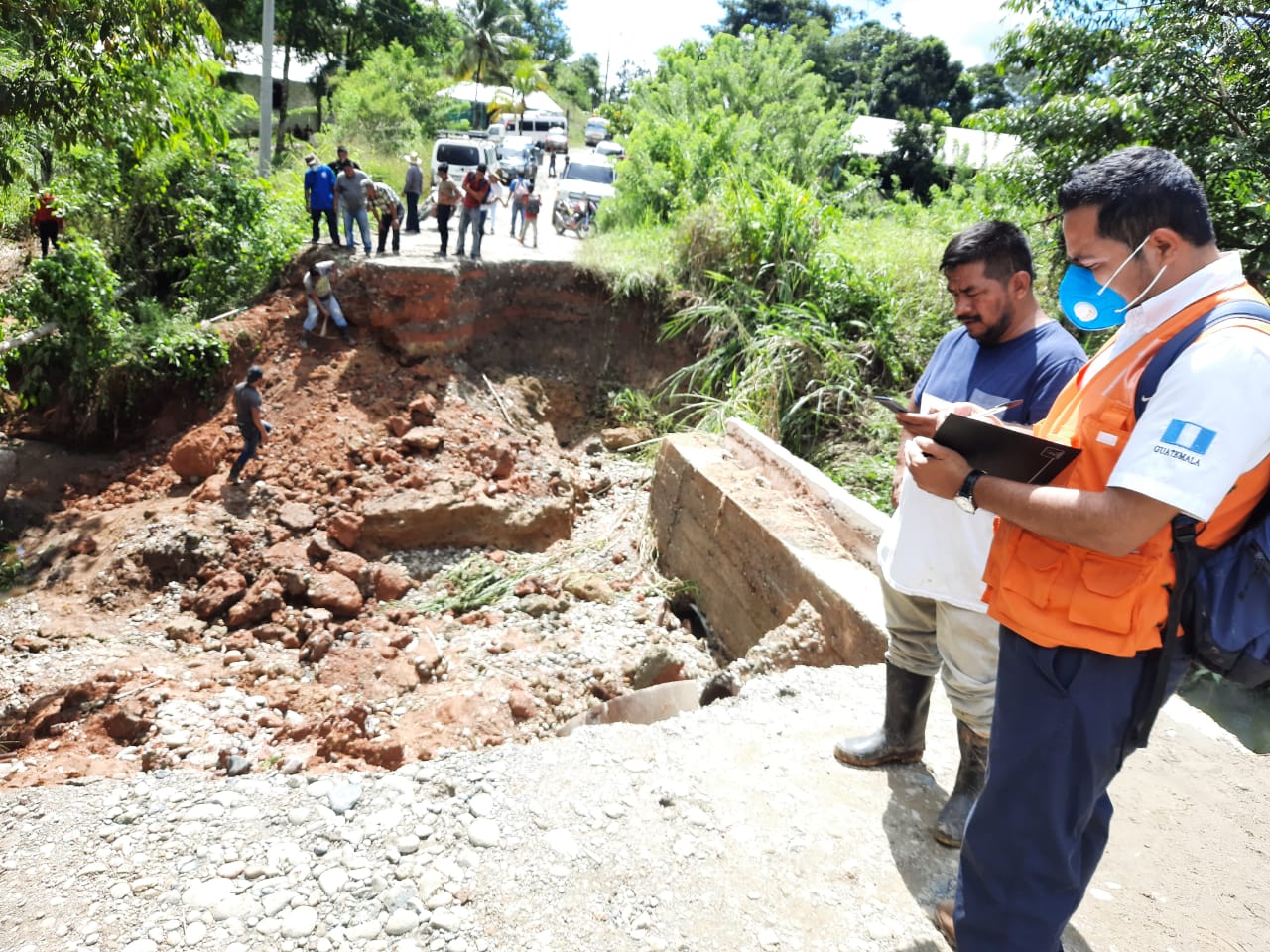 Personal de la Conred verifica los daños por el desbordamiento del río Chitalom, en Ixcán, Quiché. (Foto Prensa Libre: Conred) 