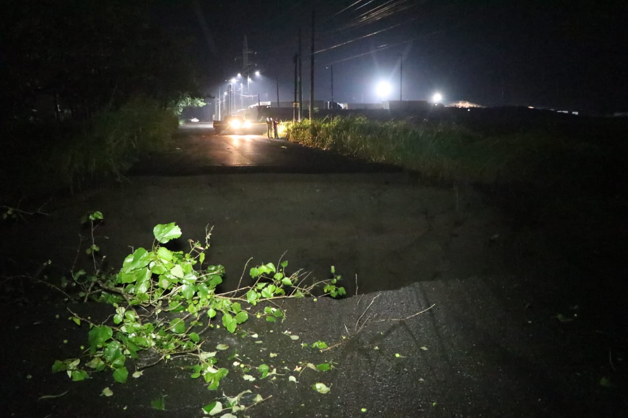 Un tramo de la circunvalación que va de Escuintla a Taxisco, Santa Rosa, quedó interrumpido a causa de la lluvia. (Foto Prensa Libre: Carlos Paredes)