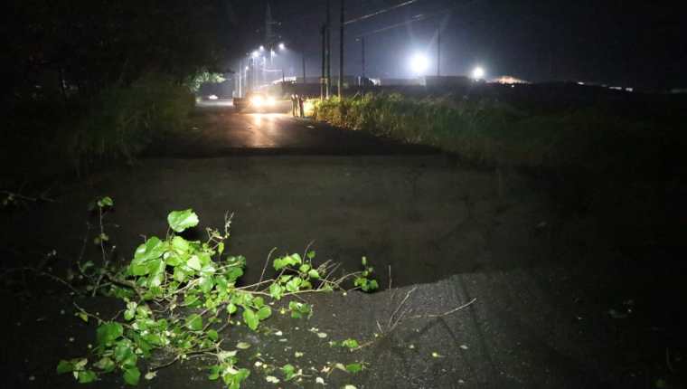 Un tramo de la circunvalación que va de Escuintla a Taxisco, Santa Rosa, quedó interrumpido a causa de la lluvia. (Foto Prensa Libre: Carlos Paredes)
