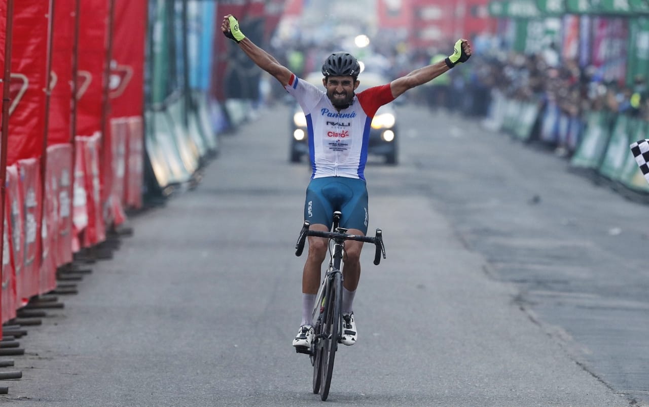 El panameño, Roberto González, ganó la segunda etapa de la Vuelta a Guatemala. Foto Esbin García.