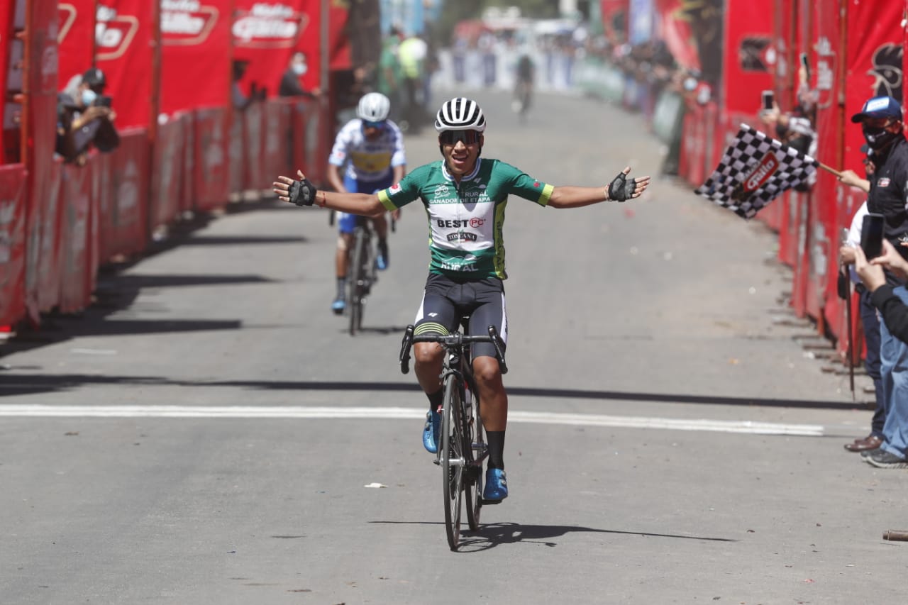Harold López, de 19 años, corredor de Ecuador Team Best PC, ganó la octava etapa en Iximché, Tecpán Guatemala, Chimaltenango. Foto Esbin García. 
