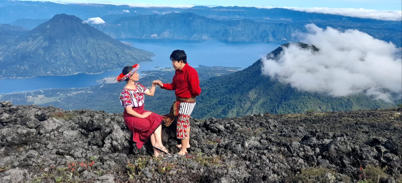 El volcán Atitlán, en Sololá, fue el escenario para la grabación de la oración de la montaña por parte de Patricia Hernández. (Foto: Cortesía Alejandra Castillo)