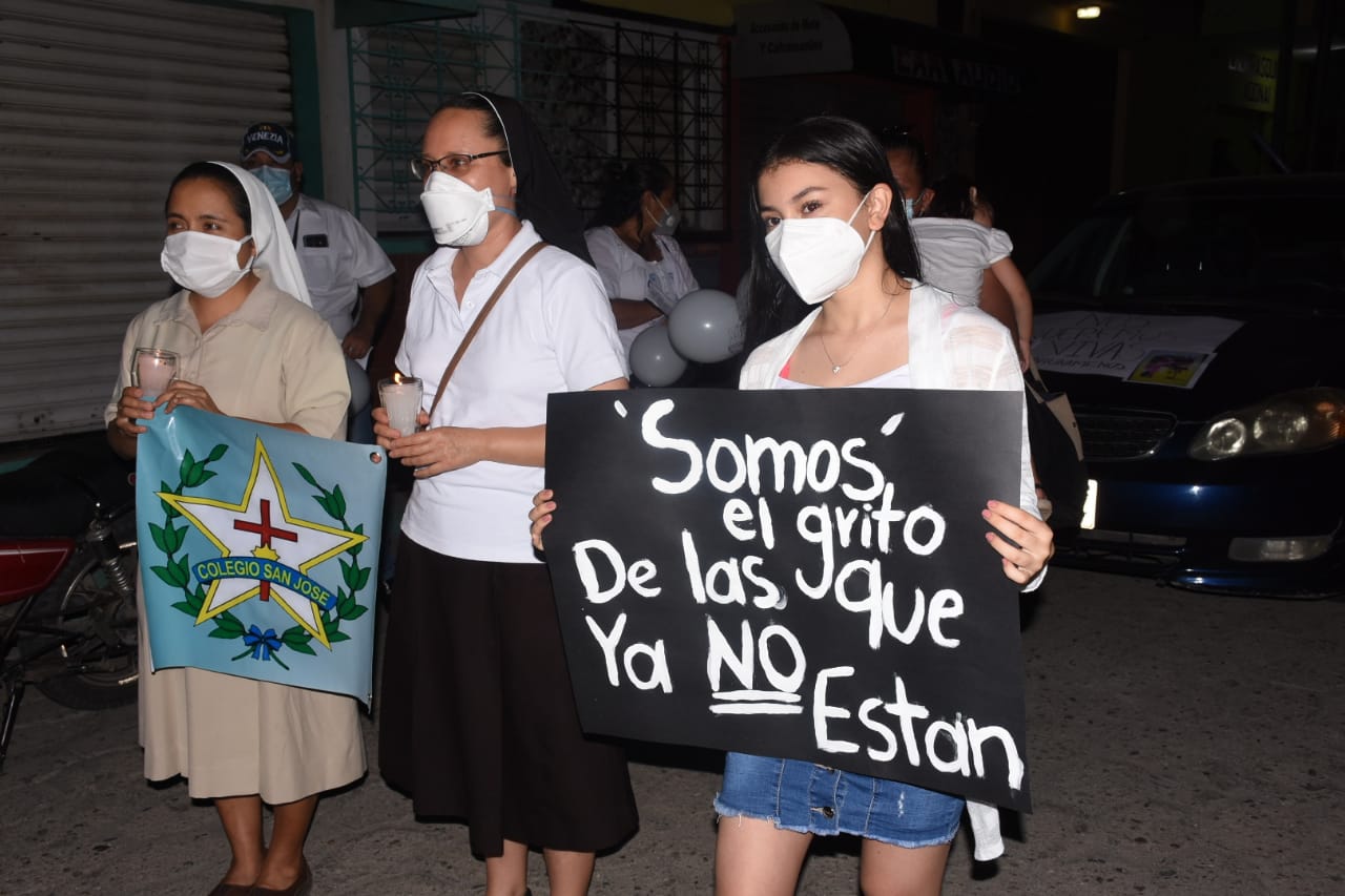 Representantes de varios sectores participaron en la marcha contra la violencia en Teculután, Zacapa. (Foto Prensa Libre: Wilder López)