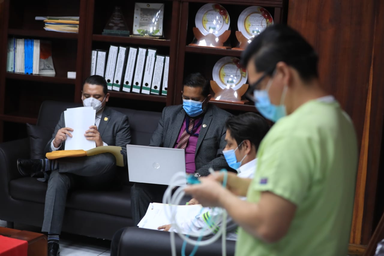 Fredy Chojolán, director de Caminos, fue atendido por un enfermero antes de la reunión con Óscar Dávila, Comisionado Presidencial Contra la Corrupción. (Foto Prensa Libre: Juan Diego González)