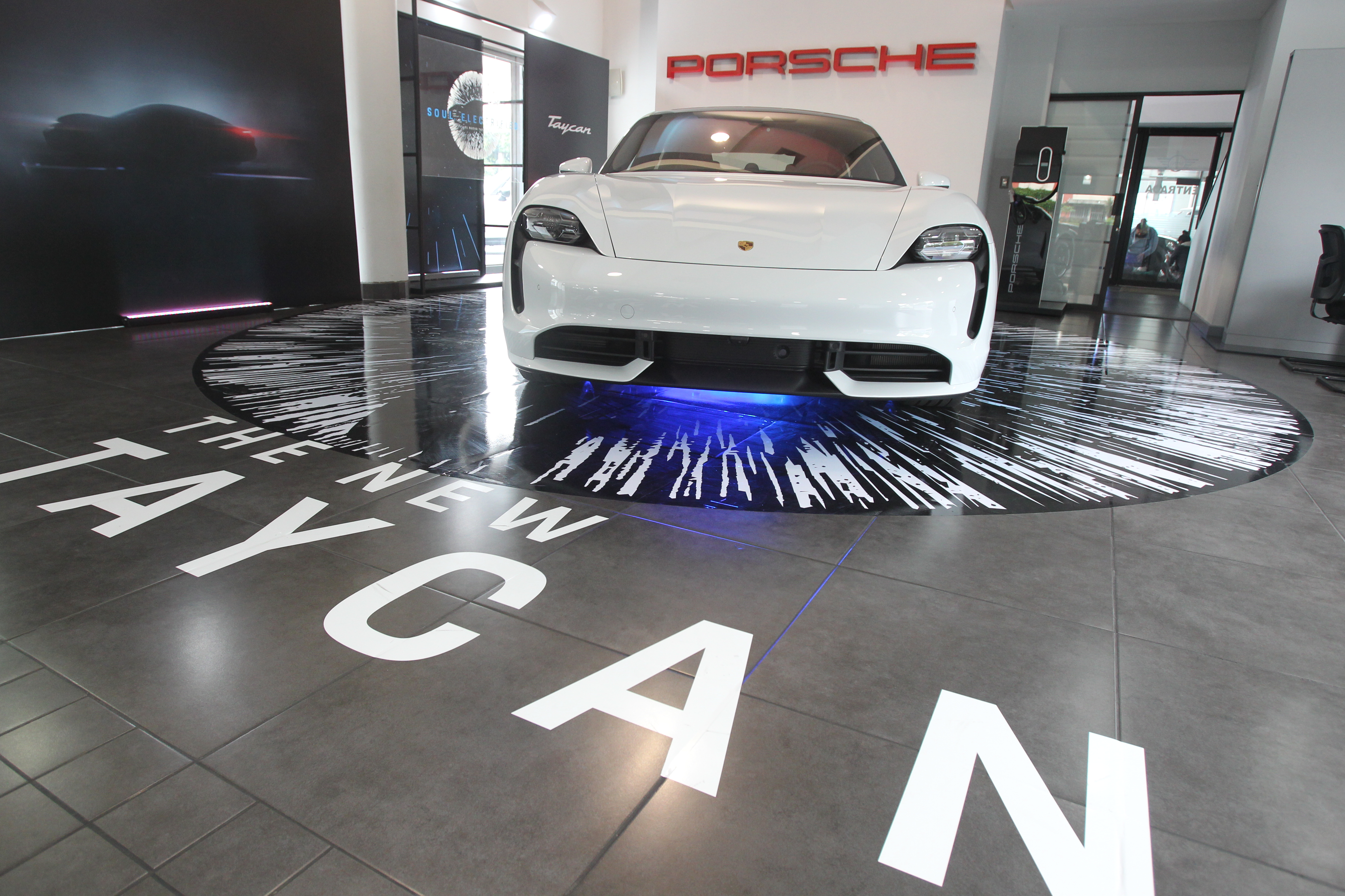 El primer vehículo cien por ciento eléctrico, que marca una nueva era en el área automotriz, que mantiene el ADN deportivo. (Foto Prensa Libre: Norvin Mendoza)