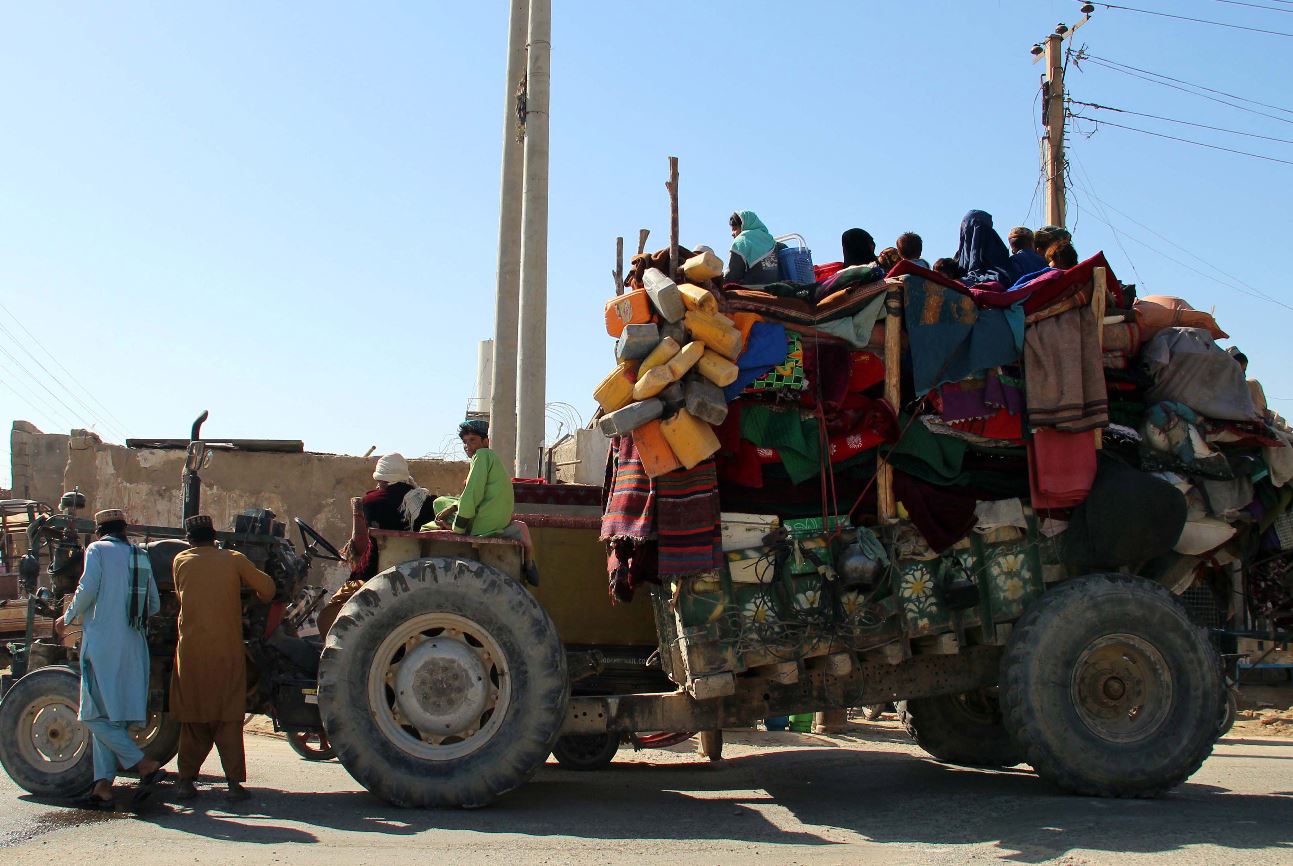 Los afganos huyen de sus aldeas después de que se intensificaran los combates entre militantes talibanes y las fuerzas de seguridad. (Foto Prensa Libe: EFE)