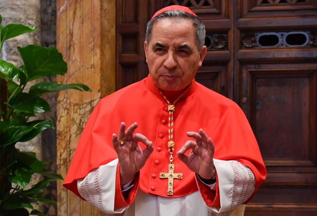 El cardenal Becciu se vio envuelto en un escándalo de corrupción en el Vaticano. (Foto Prensa Libre: AFP)