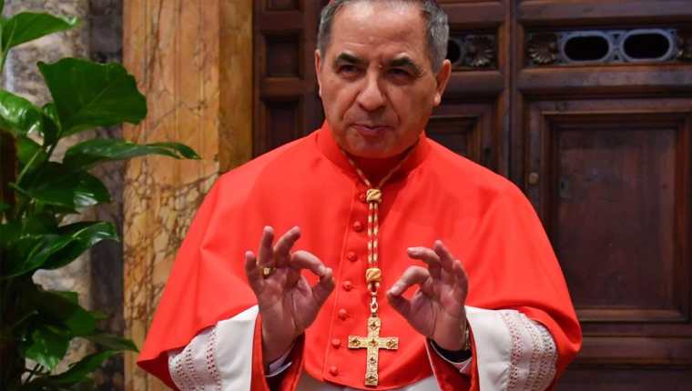 El cardenal Becciu se vio envuelto en un escándalo de corrupción en el Vaticano. (Foto Prensa Libre: AFP)