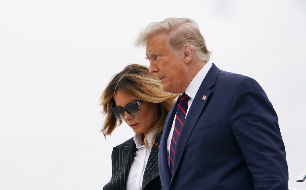Trump había anunciado que comenzaba una cuarentena con su esposa, Melania. (Foto Prensa Libre: AFP)