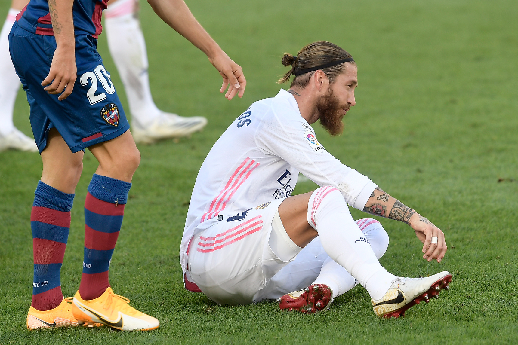 Sergio Ramos podría ser uno de los ausentes en el debut madridista en la Liga de Campeones. (Foto Prensa Libre: AFP)