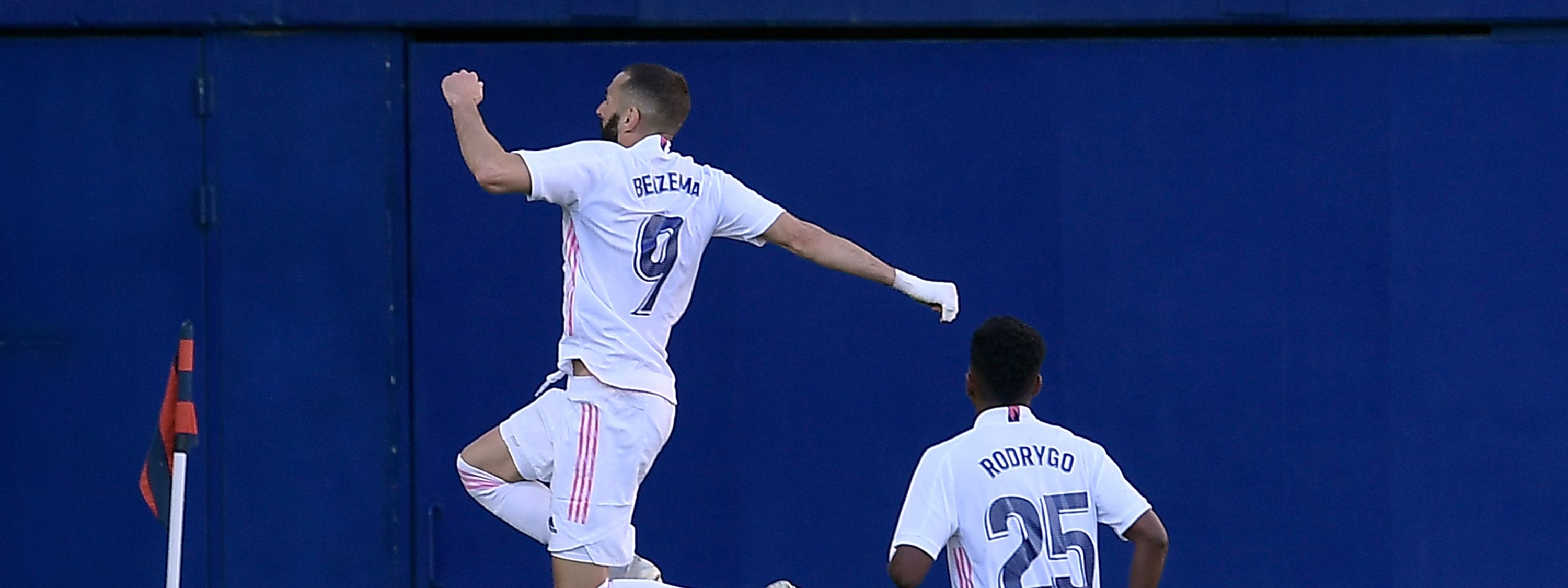 Al minuto 90-5 Karim Benzema cerró el marcador que Vinícius Júnior había abierto a favor del Real Madrid. (Foto Prensa Libre: AFP)